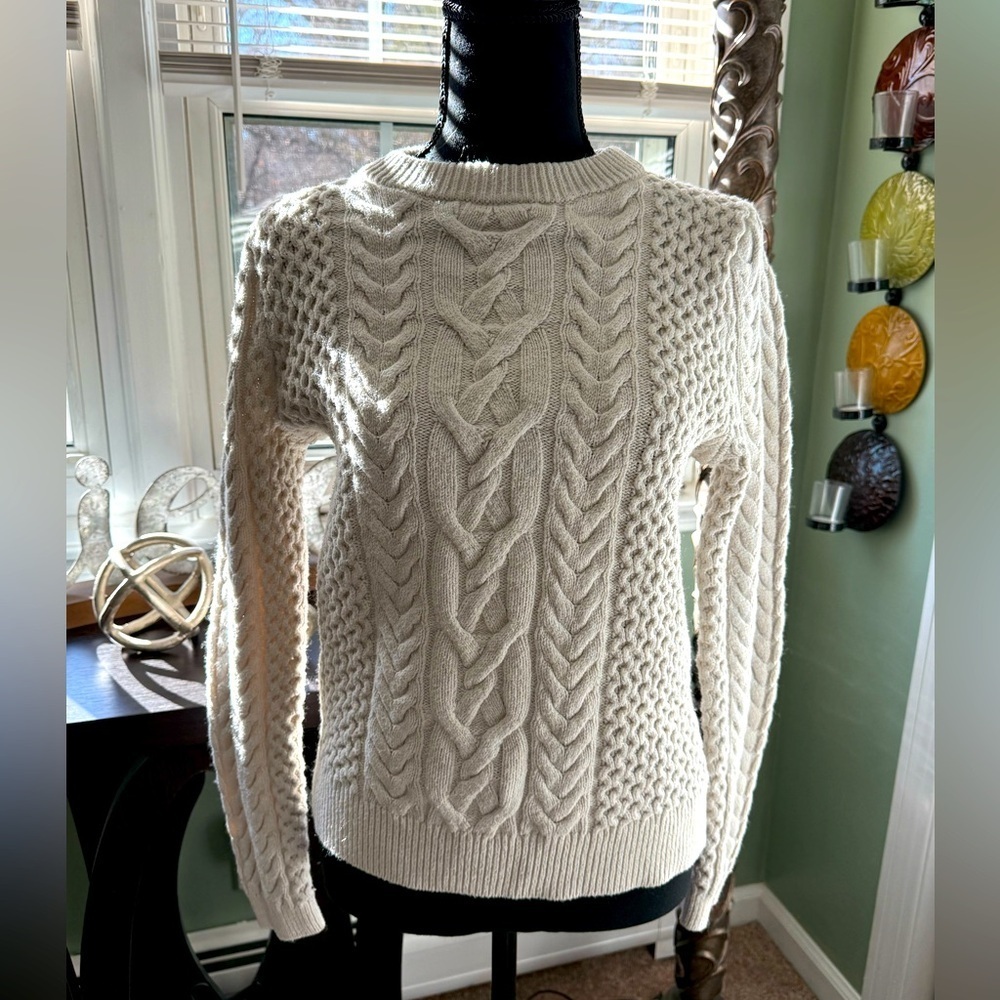 Nili Lotan crewneck woman’s sweater. Ivory color.  Size S. Excellent condition.